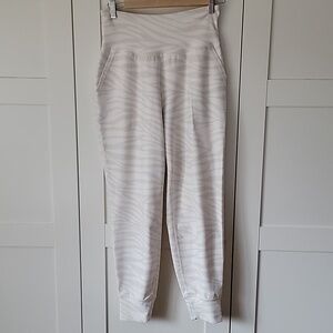 ❄️3/$30 Old Navy Active Gray Zebra Print Joggers